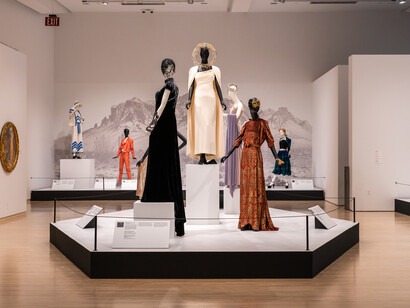 La colección. Grandes exitos (Vol. 1), el arte de archivar la moda, vista de exhibición. Cortesía del Phoenix Art Museum