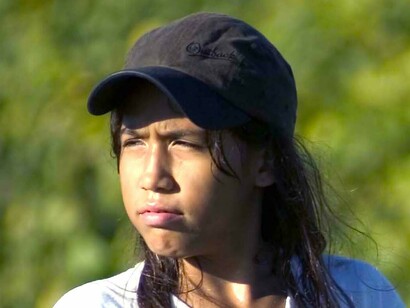 Una trabajadora de origen centroamericano en una plantación de California
