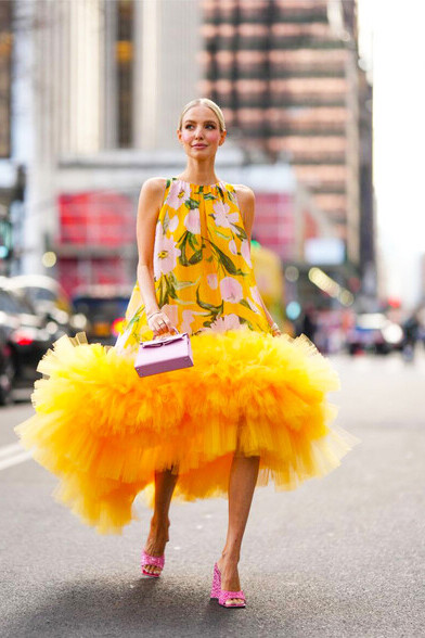 In 2023, Leonie Hanne wore a yellow Carolina Herrera dress