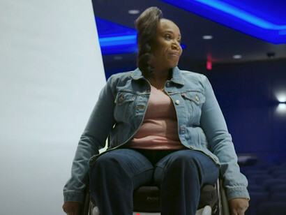 Zappos Adaptive se asoció con la Fundación Runway of Dreams, una organización sin fines de lucro que trabaja por un futuro de inclusión, aceptación y oportunidades en la industria de la moda. Zappos Adaptive y Runway of Dreams; la historia de Rhoda Mills 