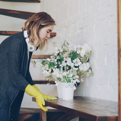 Come su una pista innevata, si procede a zone progressive, passando da una stanza all’altra senza tornare indietro