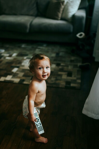 Bimbo con telecomando in mano: “I primi due anni di vita rappresentano un periodo critico per lo sviluppo del cervello. Durante questa fase, i bambini costruiscono milioni di connessioni neurali ogni giorno”