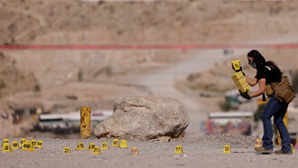 Forense estudia una escena del crimen organizado en México