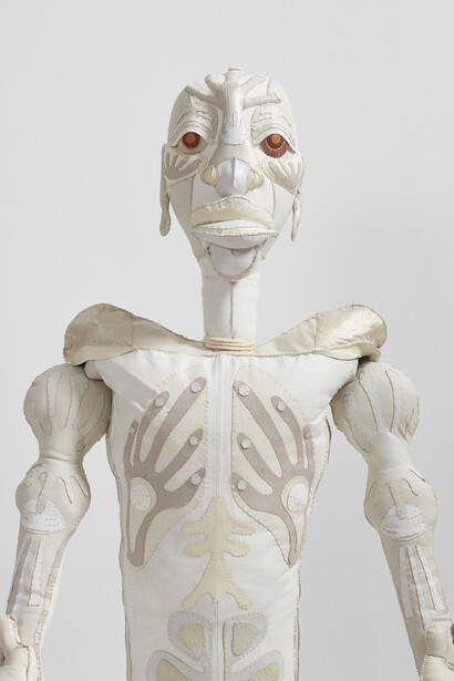 Tau Lewis, 'Dumah', 2021. Recycled leather,
recycled polyester fibres, sand dollars, acrylic
paint, pvc pipes, wire, crinoid fossils, sea shells,
147.3 x 162.6 x 132.1cm (58 x 64 1/8 x 52 1/8in).
Copyright Tau Lewis. Courtesy the artist; Stephen
Friedman Gallery, London and Night Gallery, Los
Angeles. Photo by Pierre Le Hors.