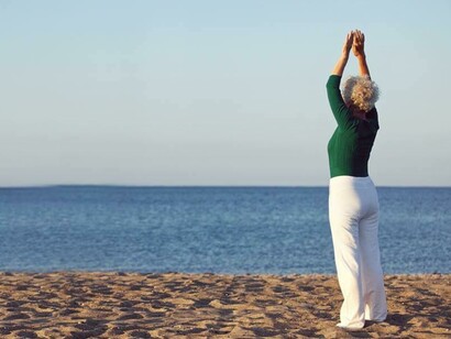 Practicar yoga es especialmente recomendable para frenar la osteoporosis