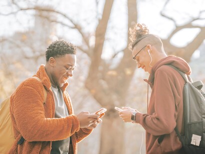 Jovens trocam usuários de rede social