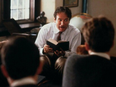 John Keating, interpretato da un meraviglioso Robin Williams, instaura un rapporto strettissimo con la sua classe 