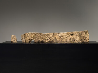 Percé Rock 2016, Cast polyurethane resin 30 x 200 x 35 cm (without plinth), 100 x 230 x 70 cm (with plinth). Installation view Rampa Istanbul, 2016. Courtesy the Artist and Rampa, Istanbul © Chroma (André Carvalho & Tuğba Karatop)