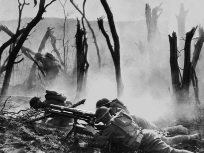 Soldados americanos disparando un arma de 37 mm durante la ofensiva de Meuse-Argonne