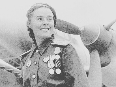 Marina Raskova fue una famosa navegante aérea soviética que participó en la Segunda Guerra Mundial. Fue una de las primeras mujeres en recibir el título de Heroína de la Unión Soviética
