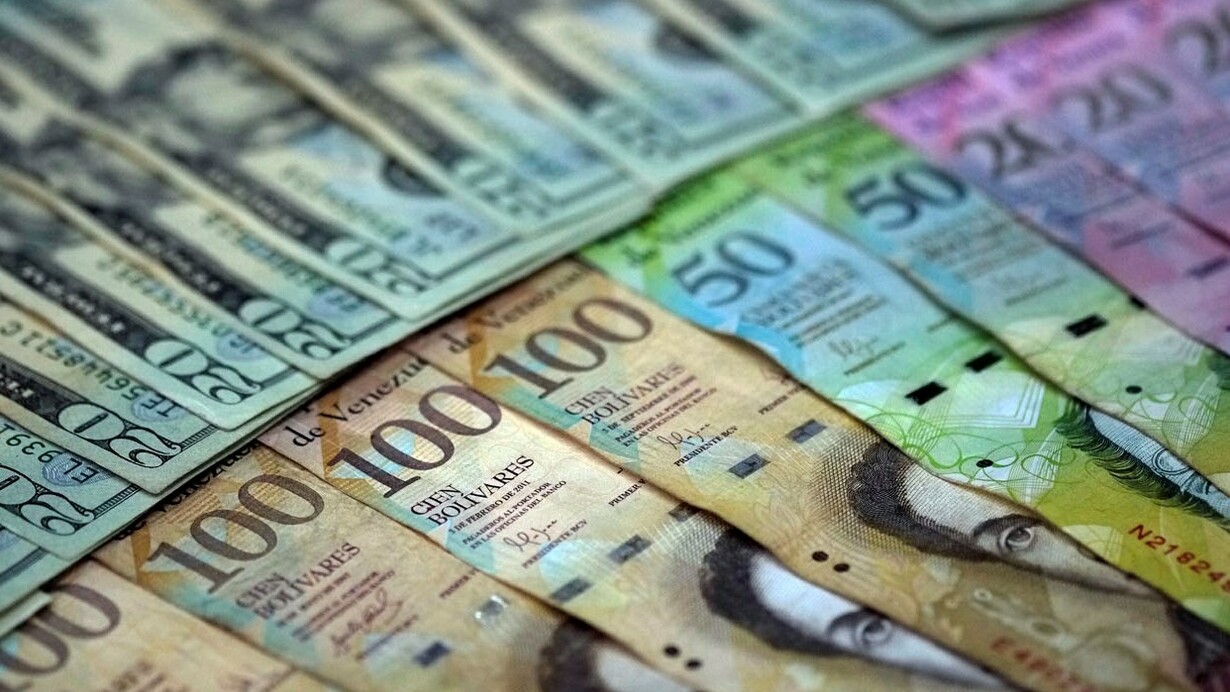 Billetes de bolívares, la moneda nacional de Venezuela, y dólares estadounidenses