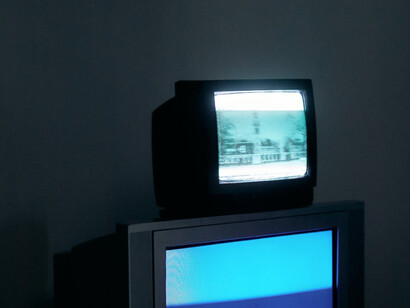 Televisore acceso in una stanza buia:il potere mediatico influenza notevolmente le decisioni di milioni di persone come dimostrato durante la pandemia