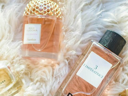 Frascos de perfume. Durante a Idade Média, quando os odores se confundiam com pestes, pecados e podridão, o perfume passou a operar como máscara. Não apenas escondia o cheiro da carne, mas tentava purificá-la simbolicamente