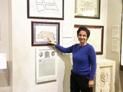 Museum educator Denise showing the map of the original Ghetto (1555-1870). Room 2 in the Jewish Museum of Rome