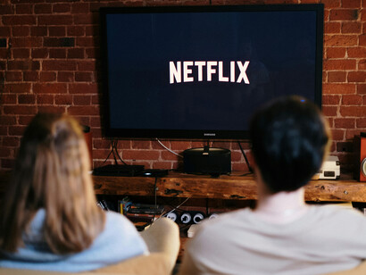 O acesso ao cinema mudou com o Streaming.Temos tudo ao nosso alcance, sem sair de casa. A Netflix não só distribui, mas também produz.