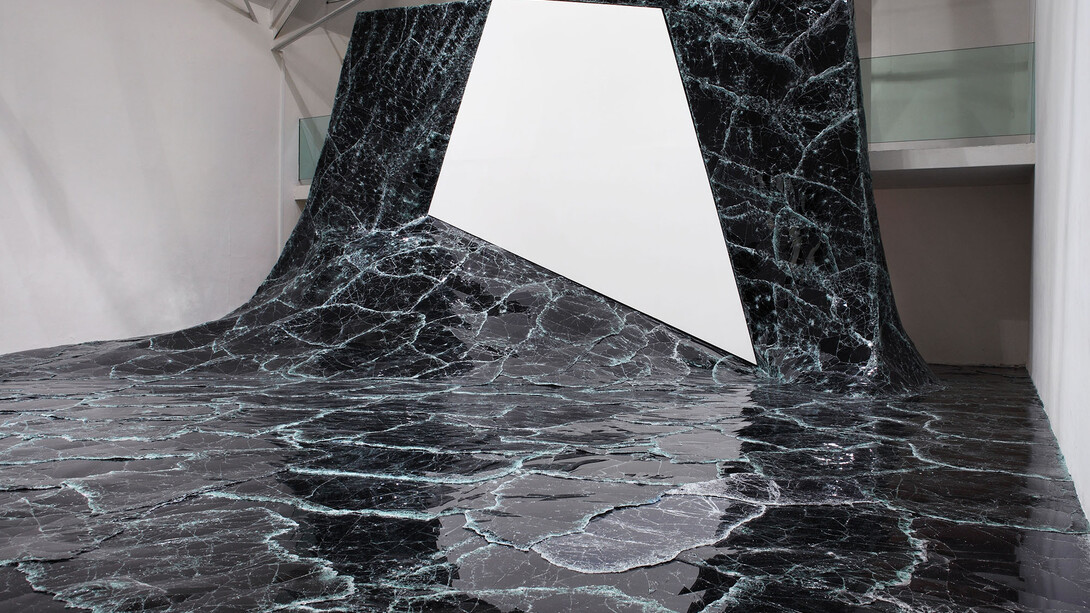 Baptiste Debombourg, Matière noire, 2015, Installation contextuelle en verre noir, 11 x 8 x 5 m (dimensions variables), La Chaufferie, Galerie de la Hear, Strasbourg
