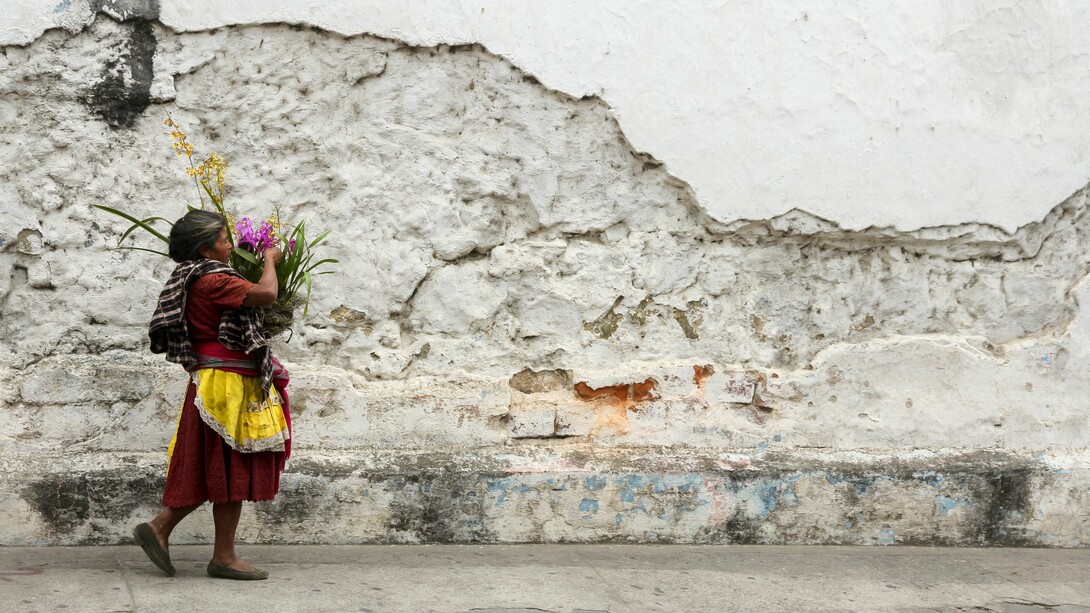 Una mujer camina por una calle en Antigua Guatemala