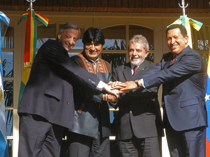 Néstor Kirchner, Evo Morales, Luiz Inácio Da Silvay Hugo Chávez recrean la fotografía en la que enlazaron sus manos tras rechazar el ALCA