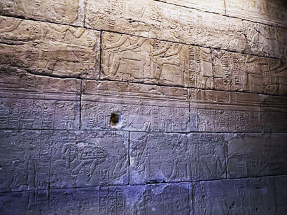 Tallados y jeroglíficos dentro del Templo de Debod, Madrid, España