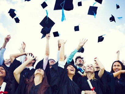 Estudiantes en su día de graduación