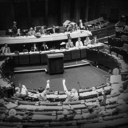 Una foto d'epoca di una riunione del Parlamento europeo nel 1985