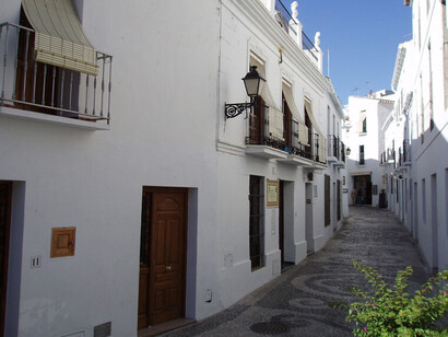 La transformación de Frigiliana ha traído consigo mejoras evidentes en la calidad de vida de muchos de sus habitantes, como mejores servicios, infraestructura y oportunidades económicas. Impresiones de Frigiliana, 2006, provincia de Málaga, España