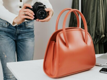 Saber escolher a cor de uma bolsa vai além das dicas mais comuns dos gurus de moda por aí, é preciso ter em mente a sua paleta predominante para que possamos escolher a opção que se encaixe de forma homogênea no seu estilo. O mais escolhido é predominantemente a cor preta; muitas pessoas julgam essa ser a melhor escolha e a mais básica que combina com a maioria das peças. O seu armário tendo tons mais fechados, frios e sóbrios, essa cor pode ser sim uma boa escolha que se encaixa com maestria