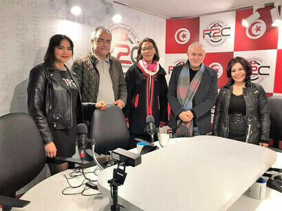 Hend Ben Haj Ali intervistata alla radio R2C
