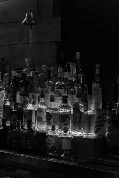 Lo tentamos con una ginebra y se nos unió sin protestar. Y al tenerlo en nuestra mesa, consideramos una obligación desafiarlo a cualquier historieta, aunque más no fuese una biografía esencial