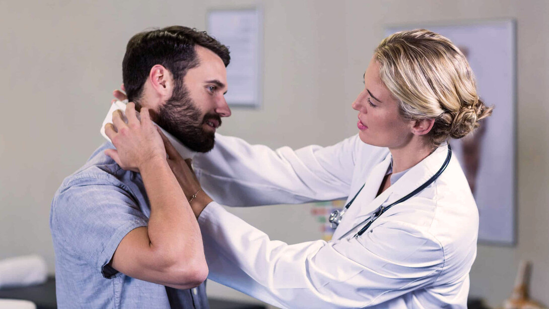 Hombre en consulta médica por dolor cervical