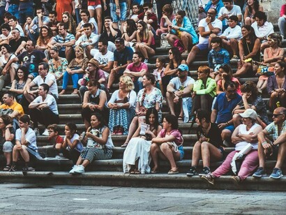 Peregrinos se reunem para o início de uma peregrinação em Santiago de Compostela, capital da Galiza, Espanha