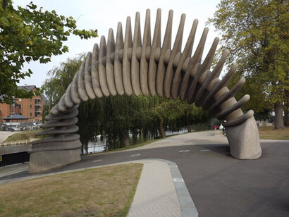 Pearce & Lal, "El Salto Cuántico", es una escultura situada junto al río Severn en Shrewsbury, Shropshire, Inglaterra. Fue creada para celebrar el bicentenario del nacimiento del evolucionista Charles Darwin, quien nació en la ciudad en 1809. La escultura fue inaugurada el 8 de octubre de 2009 por Randal Keynes, tataranieto de Darwin