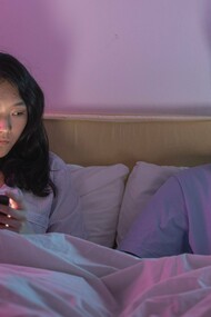 Vivendo entre a confiança e a suspeita, um simples telefonema pode ganhar significados inesperados. Para Sandra, o celular de Luciano se transforma no fio tênue que separa a tranquilidade da dúvida. Para quem vive dominado pelo ciúme, até uma prova de fidelidade pode abrir espaço para uma nova suspeita