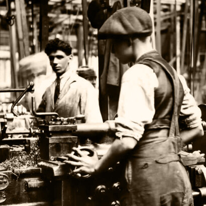Jóvenes trabajando en una fábrica