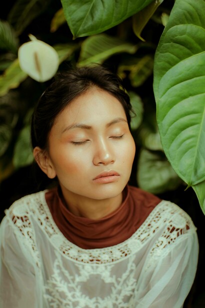 Donna a occhi chiusi con un'espressione in viso distesa e rilassata: "Il nostro respiro verrebbe dallo Spirito quale “respiro di Dio” che regge la vita nostra e del mondo"