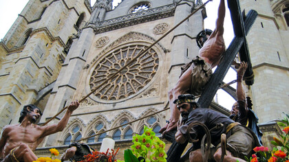 León. La Exaltación de la Cruz ante la Catedral
