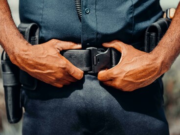 O enquadramento aproxima o olhar dos instrumentos de autoridade do Estado. No artigo, o poder policial aparece como elemento central da repressão
