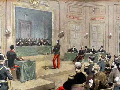 Tras la actuación de Zola, el conocido como «affaire Dreyfus», que sacudió los cimientos de la Tercera República francesa a finales del siglo XIX, se convirtió en símbolo moderno del rol del intelectual que hace frente a las injusticias de la razón de Estado