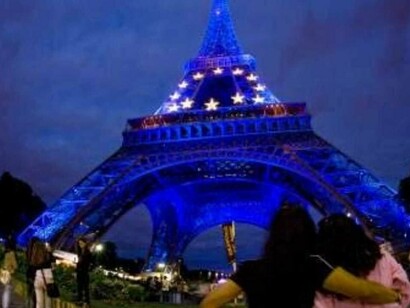 La Torre Eiffel iluminada con los colores de la bandera europea