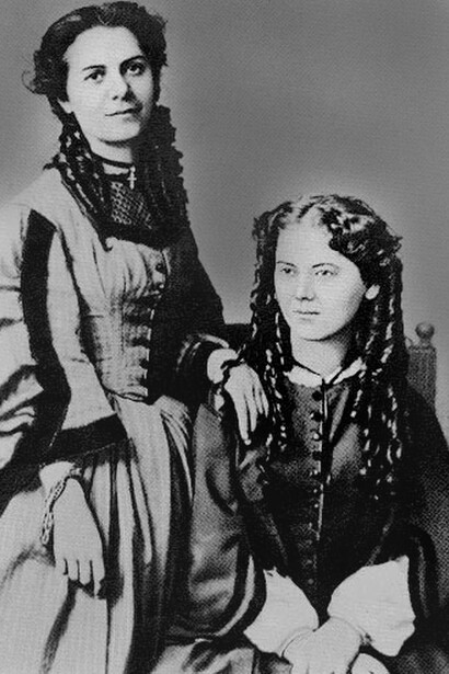Jenny Caroline junto a su hermana, Laura Marx