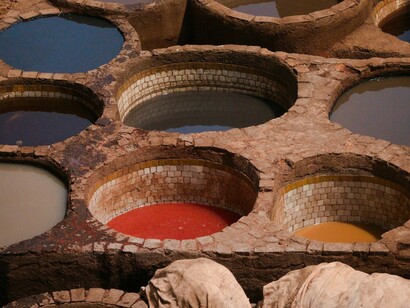 Tingimento de couro em Fez, Marrocos. Chegando em Fez, eu me rendi completamente às suas cores, arcos e azulejos. Sim, os belíssimos azulejos que saíram da África para embelezar o mundo