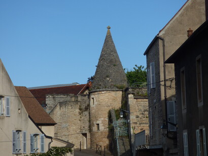 La señora me explicó lo que se necesita y me dio una lista de productos para bebés, para niños, para adultos, alimenticios, de higiene, etc. Junto al café compré pues esa lista, y al salir se la entregué.  Calle Poterne, Beaune, murallas. La Tour des Billes, Francia