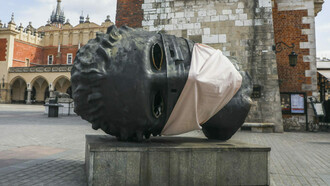 Eros Bendato (Eros Bound) has the feel of an ancient relic that has been excavated and reconstructed. Artist Igor Mitoraj is inspired by ancient cultures and particularly characters from Greek and Roman mythology. The artist wants to address the issue of self-censorship