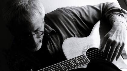 Michael Stillwater è stato un cantautore, regista, compositore ed educatore statunitense che per decenni ha esplorato il ruolo della musica come strumento di crescita personale, guarigione e connessione tra le persone