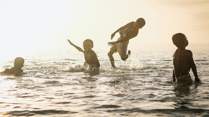 Crianças vivem o tempo presente em dia de praia