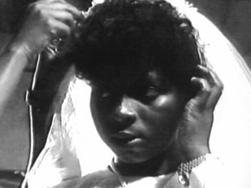 Amelia Esperança, protagonista del documental «As crianças de Lhanguene o casamiento de negro»