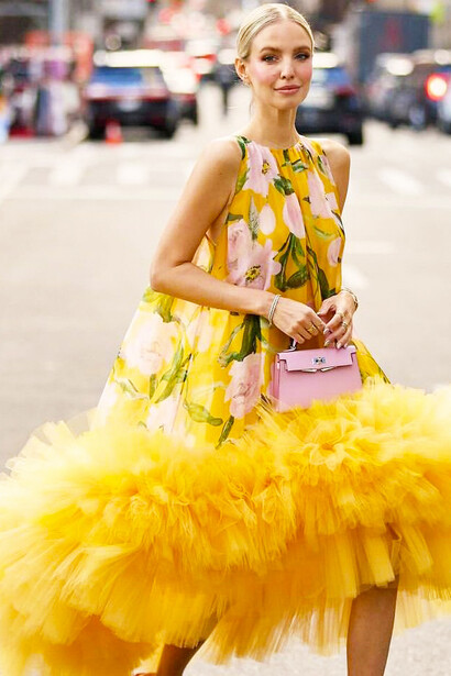 Leonie Hanne wearing a yellow Carolina Herrera dress in 2023