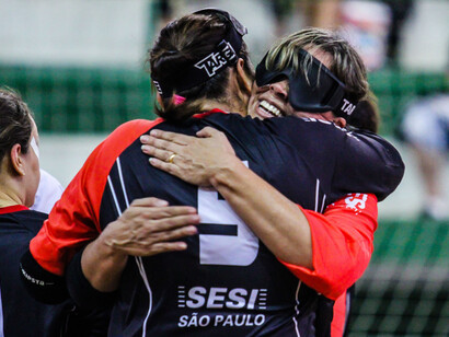 Abraço entre duas jogadoras do Sesi-SP