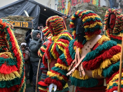 Caretos de Podence. O principal exemplo deste impacto é o Entrudo Chocalheiro de Podence. A classificação UNESCO elevou a sua notoriedade a nível mundial, garantindo que o evento atraia anualmente um volume impressionante de visitantes, injetando capital em todo o concelho de Macedo de Cavaleiros e na região de Trás-os-Montes
