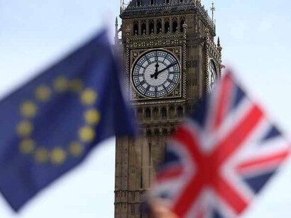 Banderas europea y británica frente al Big Ben